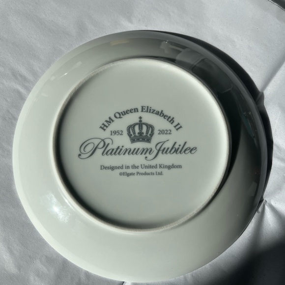 Queen Elizabeth II Platinum Jubilee Commemorative Plate - Picture 6 of 7